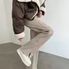 Nova coleção Outono/Inverno 2026: Calça reta elegante e versátil com padrão espinha de peixe, perfeita para o trabalho e o uso diário, com forro de fleece adicionado para aquecimento e um caimento que valoriza a silhueta.