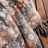 Lenço Xadrez Floral Contrastante Estilo Étnico Retrô para Mulheres no Outono e Inverno, Xale Versátil com Franjas de Imitação de Caxemira para Uso de Luxo