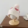 Gorro de inverno para crianças, gorro de tricô com pompom e design de coração, proteção para as orelhas, espessado, borda dobrada, gorro moderno à prova de vento para meninos e meninas
