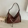 Bolso tote de gran capacidad estilo retro europeo y americano, nuevo modelo 2026, bolso de hombro y cruzado versátil de alta gama para el trabajo