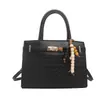 Bolsa de mão nova, elegante e fashion para o outono de 2026, simples e chique, com um design quadrado retrô, adequada como bolsa de ombro ou bolsa transversal para mulheres