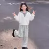 Conjunto de dos piezas de moda para niñas de primavera y otoño con un nuevo diseño de nicho, que incluye una sudadera con capucha de dos piezas falsas y pantalones casuales a cuadros