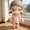 Muñeca Móvil de 20 cm Hermana Gazi Vestido de Cereza Dulce Zsiga Llevando un Vestido de Gasa de Lunares