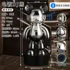 1 m Grande Ornamento de Chão Galvanizado Mochila de DJ Urso com Áudio Bluetooth ao Lado do Gabinete de TV da Sala Decoração de Villa