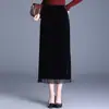 Falda midi ajustada al cuerpo con ribete de encaje para mujer, nueva colección otoño/invierno 2026, de cintura alta, adelgazante, corte recto, con caída fluida y una silueta entallada.