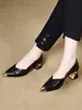 2026 Primavera Verano Nuevo Comercio Exterior Moda Francesa Punta Fina Tacón Grueso Zapatos de Salón Individuales para Mujer Piel Charol Negra Tacón Medio Corte Bajo Transfronterizo