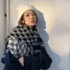 Otoño e Invierno Nuevo Estilo Coreano Marca de Moda Letra Unisex Negro y Blanco Lana de Doble Cara Tejido Bufanda Cálida Bufanda