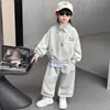 Conjunto de sudadera para niño, nueva colección primavera/otoño 2026, ropa casual moderna y elegante estilo coreano, conjunto de dos piezas