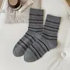 Calcetines a rayas versátiles de bloques de color para otoño e invierno para mujer, calcetines de media pantorrilla, calcetines holgados sin costuras estilo ins, anti-pilling, calcetines de algodón estilo universitario
