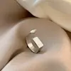 Versión coreana del anillo geométrico pequeño de estilo frío para mujer, anillo simple de personalidad con letra D lisa, anillo retro, joyería de mano