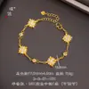Pulseira de flor cruz de diamante banhada a ouro no mesmo estilo da Loja de Ouro Puzo para mulheres, com um design de luxo leve, estilo old money, joia versátil para o dia a dia
