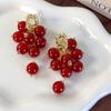 Pendientes de borlas con cuentas rojas de alta calidad para mujer, de metal ligero y lujoso, estilo vintage, con flecos de uva plisados, estilo Hong Kong.