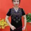 Camiseta Base Colorida com Strass, Decote V, Manga Curta, Tecido Elástico de Seda Gelada, Novo Estilo de Verão, Moda Versátil Plus Size para Mães