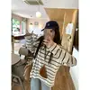 Foto real de una camiseta a rayas tipo nube para mujer de talla grande, con un tejido afelpado, suave y cómodo, corte holgado y un top casual versátil estilo coreano, estilo moderno 25275