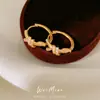 Brincos de Clipe Redondos com Laço de Zircônia Galvanizados em Ouro Real 18K, Brincos de Estilo Minimalista com Sensação de Luxo Leve e Alto Padrão, Atacado