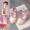 Nuevos zapatos de cristal para niños de primavera y verano, zapatos de tacón alto para niñas, zapatos de cuero de princesa para actuación, zapatos planos coloridos brillantes de suela suave, modernos