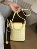 Moda transfronteriza exquisita de alta gama 2026 nuevo bolso de teléfono simple para mujer de diseño nicho primavera-verano, para llevar al hombro y cruzado