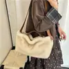 Bolsa de Mão Veludo Pelúcia Retrô Feminina Outono/Inverno 2026 Nova Patchwork Couro Bolsa de Axila Grande Capacidade Bolsa de Ombro Transversal de Pelo