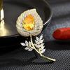 Nuevo broche de cristal de lirio de cala de lujo ligero, corsage de lujo para otoño e invierno, nuevos accesorios para abrigos y trajes, venta al por mayor
