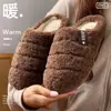 Chinelos de Algodão Femininos Inverno 2025 Novo Estilo Interno Casa Doméstico Antiderrapante Quente Pelúcia Peludos Chinelos Masculinos Inverno