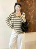 Blusa de tricô feminina plus size com decote V, cordão, blocos de cor e listras, estilo outono 2026, caimento solto e que valoriza a silhueta para mulheres plus size
