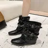 Fivela de Cinto Estilosa e Bonita Botas de Salto Aumentador Calças de Barra Curta Botas Femininas 2026 Nova Moda Bico Quadrado Botas de Motocicleta Botas Empilhadas Tendência