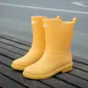 Botas de chuva Femininas sapatos impermeáveis moda nova adulto cano médio leve antiderrapante forro de fleece espesso quente resistente ao desgaste calçados externos de borracha
