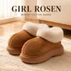 Novas pantufas femininas de inverno estilo novo, com sola grossa de EVA, sensação de "pisar em cocô", projetadas para uso externo, com aumento de altura, forradas com fleece para aquecimento, modernas e populares.