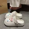 Estilo Férias na Beira-Mar de NichoVerão 2026 DIY Laço de Desenho Animado Birkenstock Versátil para o Dia a Dia Sapatos Fechados para Mulheres