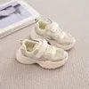 Zapatos Deportivos Transpirables de Malla Estilo Coreano para Niñas 2025 Verano Nuevos Escolares Casuales con Velcro para Niños Zapatos Papá