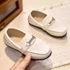 Sapatos pequenos de couro para meninos, de calçar, primavera e outono, sapatos pretos simples infantis, estilo britânico, para apresentação de meninos, sola macia, mocassins, sapatos de performance