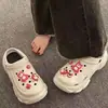 Zuecos de diseño floral con suela gruesa para mujer, sandalias de punta cerrada, nuevas de moda de verano antideslizantes 2026 estilo playa con aumento de altura
