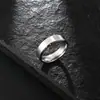Anillo de Acero de Titanio con Borde Biselado Doble Simple de Venta Caliente Transfronteriza con Logo Grabado, Anillo Liso de Acero Inoxidable para Hombres, Anillo Grabado con Láser para Mujeres