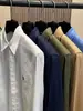 Camisa Casual Confortável de Linho com Manga Longa, Cor Sólida, Lapela Jomi/New Style, com Bordado de Cavalo Pequeno no Peito, para Mulheres