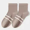 Calcetines planos versátiles de rayas clásicas para otoño e invierno para mujer, con alto contenido de algodón, calcetines de media pantorrilla para mujer de la Industria de Calcetines de Zhuji