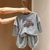 Conjunto de duas peças para bebês meninos, com top listrado de manga longa e calça cropped casual, estilo cartoon, novo para primavera e outono de 2026