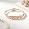 Pulsera especial de nueva moda explosiones para mujer pulsera simple de acero de titanio para mujer de alta calidad con retención de color joyería venta directa de fábrica
