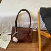 Este año, las bolsas grandes para axilas están de moda.. Aquí están los nuevos estilos de primavera/verano 2026: bolsos tote y bandoleras elegantes y a la moda con un aspecto de alta gama