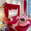 Decoración de Habitación de Boda con un Estilo Chino de Alta Gama, Cortinas de Colores Contrastantes Rojo y Azul, Pared del Fondo de la Cabecera con el Carácter de Doble Felicidad, Habitación de la Novia