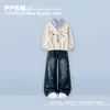 Conjunto casual de duas peças para primavera e outono de 2026, com um design moderno apresentando uma blusa de moletom falsa de duas peças e calça jeans com gravata borboleta