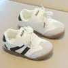 Zapatillas de entrenamiento alemanas para niños, nueva colección primavera/otoño 2026, zapatillas casuales ligeras y duraderas, zapatillas blancas de moda y versátiles para niñas