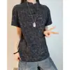 Camiseta de verano para hombre estilo retro americano tie-dye bordada con cuello henley deconstruido, manga corta, tacto de alta gama, resistente, polo de hombro regular