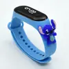 Nuevo medidor LED 3 muñecos de dibujos animados de media longitud con correa reloj electrónico creativo estudiante plástico pulsera impermeable reloj para niños