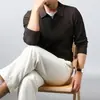 Roupas masculinas populares no estilo old money, camisa polo de malha estilosa para homens, roupa casual de outono com gola tesoura, camisa masculina canelada de manga longa em cor sólida