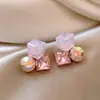 Brinco Cubo de Cristal Cinza Transparente Glaciar da Noite Escura com Toque Fresco e Elegante para Mulheres, Novo Modelo Primavera/Verão 2024, Estilo Blogger de Nicho High-End