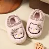 Novos sapatos de algodão infantis estilo 2026, quentes para outono e inverno de meninas, com pelúcia do gato KT de desenho animado, antiderrapantes, para uso interno, disponíveis nos tamanhos médio e grande