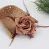 2025 Fabricante Europeo y Americano Tiktok Cabeza de Flor de Rosa Rizada Flor de Seda Pluma Accesorios de Ropa Broche Joyería 0941