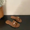 Chinelos Retro Estilo Francês H para Mulheres, Nova Moda de Verão Versátil Simples Estiloso Sandálias de Dedo para Praia