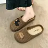 Chinelos femininos de salto baixo para uso externo, sandálias Birkenstock casuais de sola reta e bico fechado, tamancos novos para primavera/verão atacado