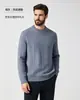 Suéter novo e moderno para homens, de importação, com um design clássico inspirado no vintage, apresentando gola redonda, textura de tricô vertical e um corte solto e casual, perfeito para usar em camadas no outono.